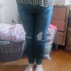 Stretchy distressed jeggings